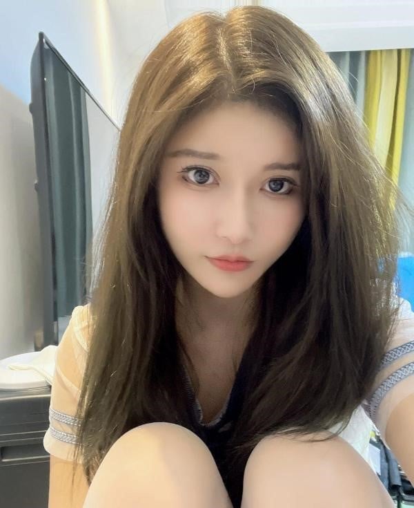 大胸嫩妹长腿