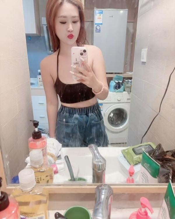 粉嫩美乳白虎妹