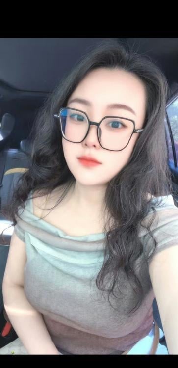 巨乳眼镜骚女