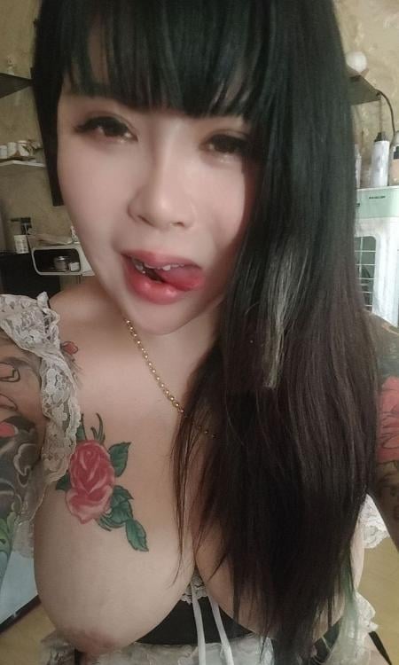 纹身骚母狗