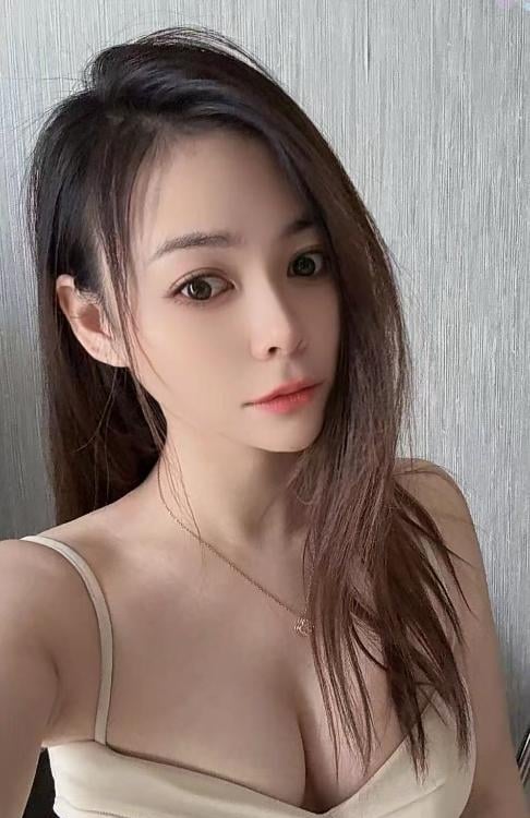 花都美胸女友Ava