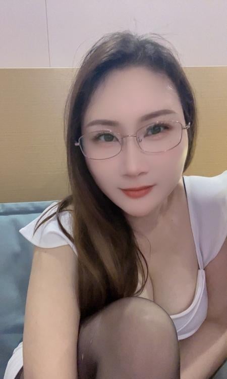 服务型性感美乳少妇