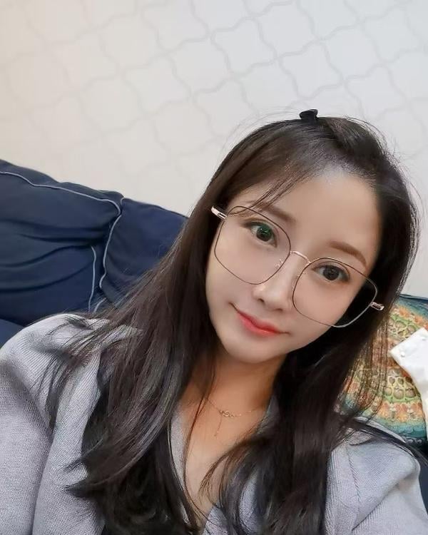 戴眼镜的妹妹