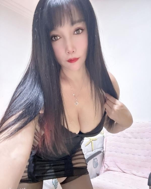 白皙丰满水娃