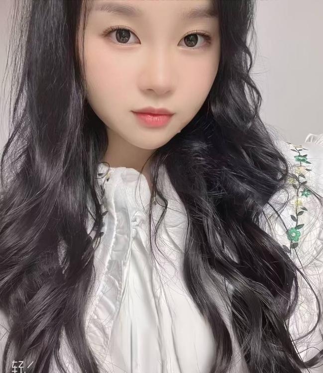 18岁微胖嫩妹