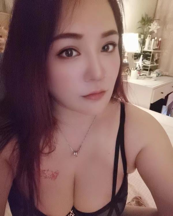 玄武门地铁站大胸熟女