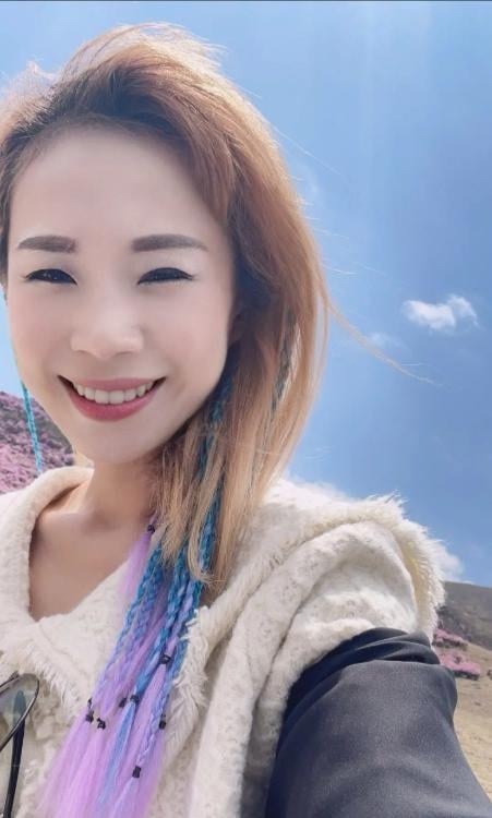 热烈娇小女