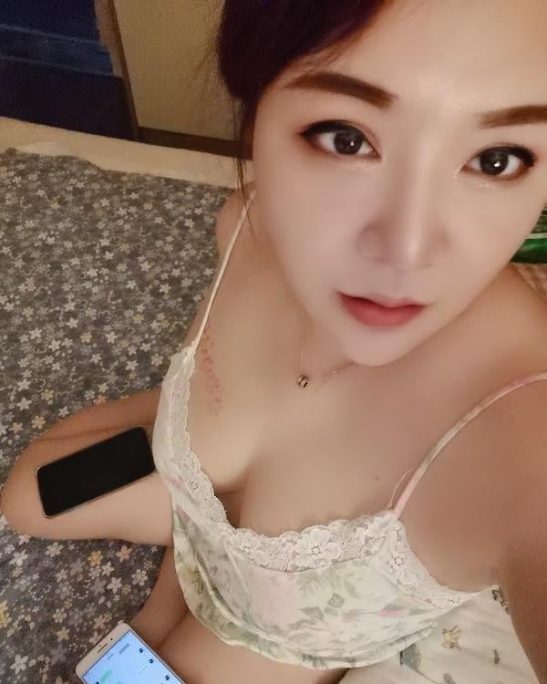 玄武门地铁站大胸熟女