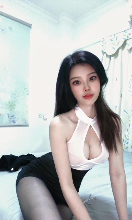 白云腿模依依