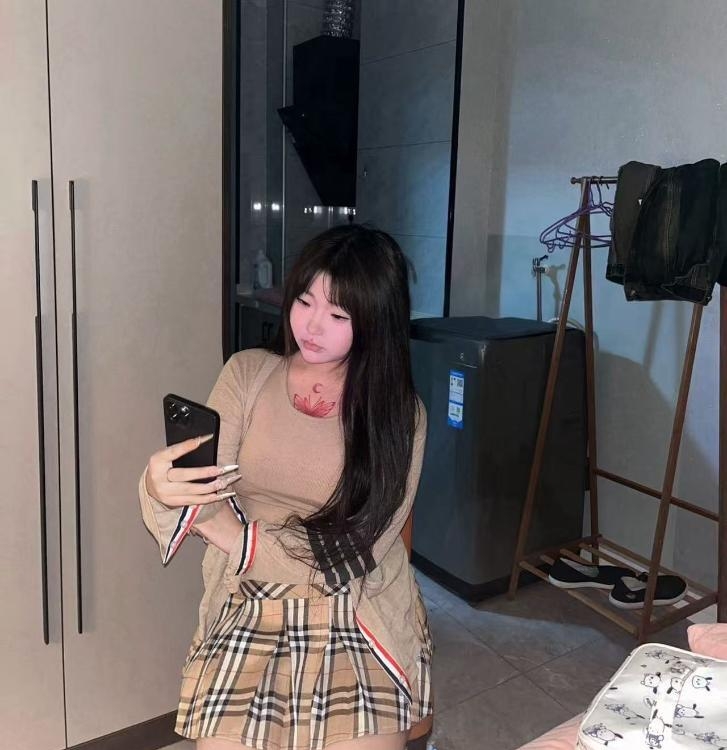 wt三点粉白虎嫩妹