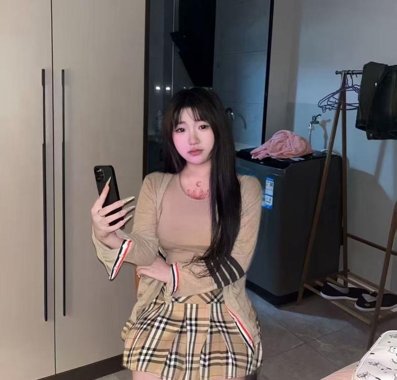 wt三点粉白虎嫩妹